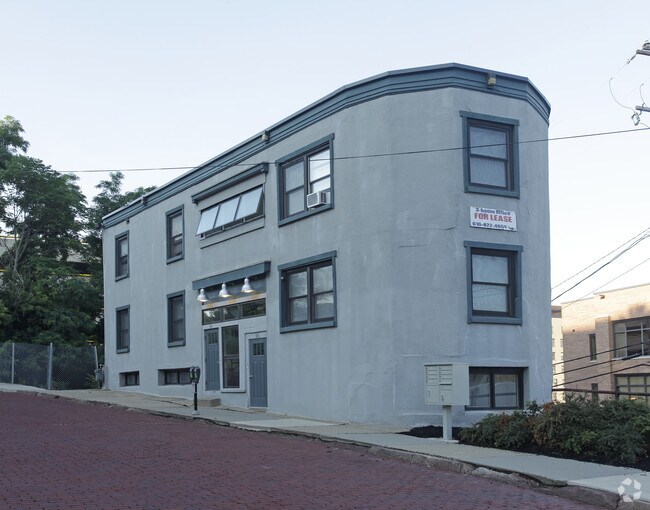 Photo - 22 Crescent St. NE