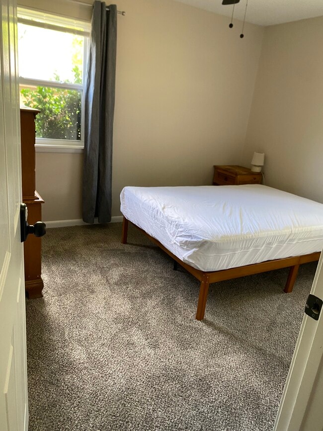 Building Photo - 1420 Marlyn Dr Unit Small bedroom