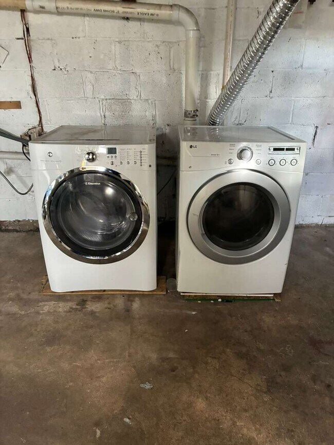 Photo - 807 Stoll St