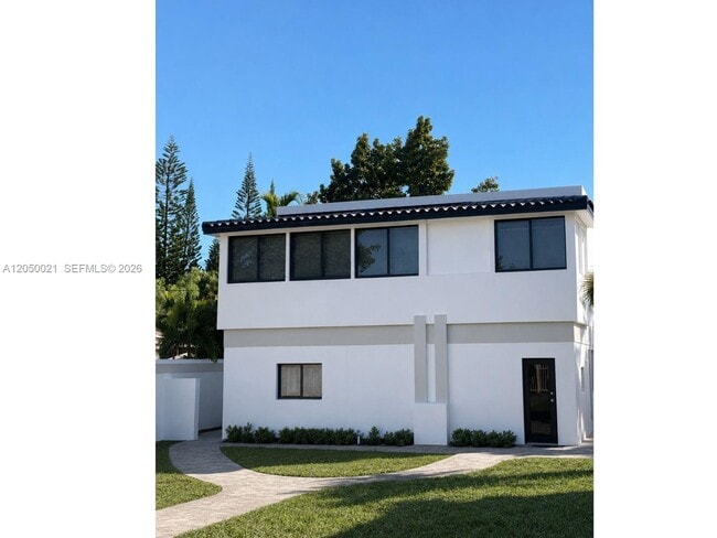 Building Photo - 1920 SW 24th St Unit 1