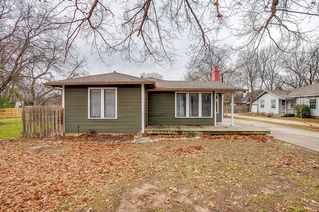 Building Photo - Amazing Historic 1940's Home in Original Cleburne- 4 Bed- 3 Bath w/ Multiple Living Areas- 76033