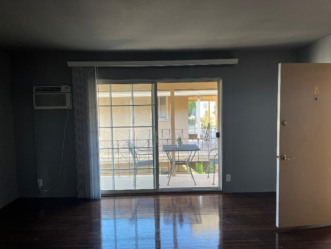 Photo - 13744 Burbank Blvd Unidad A