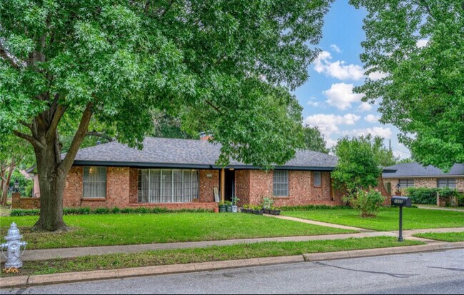 Building Photo - 1805 Yarborough Dr Rental