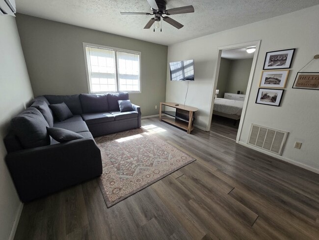 Building Photo - 115 Holly Dr