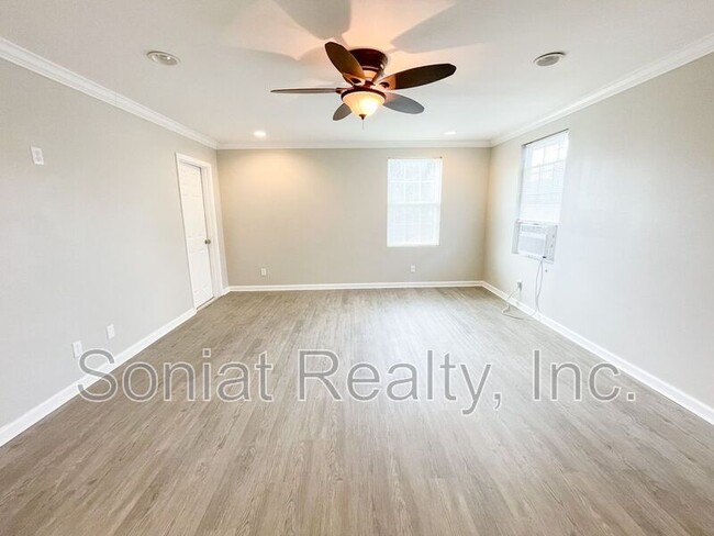Photo - 1876 Mirabeau Ave