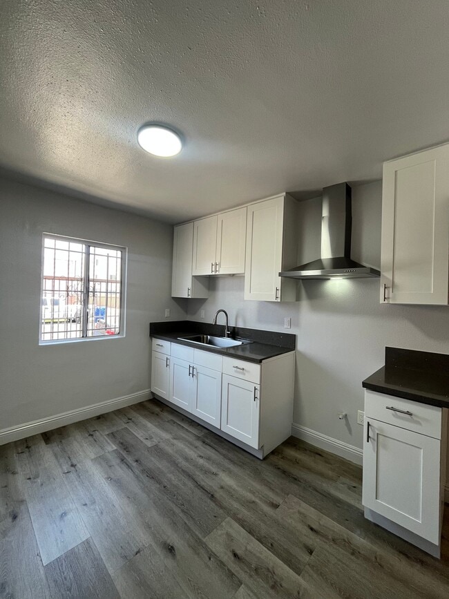 Photo - 7400 S Hoover St Unidad 02