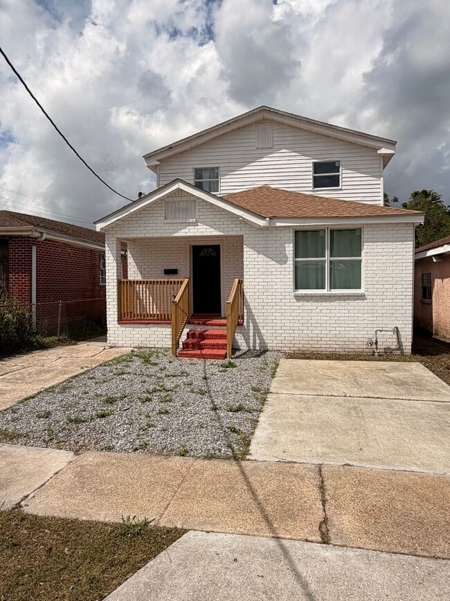 Building Photo - 4210 Alfred St Unit A