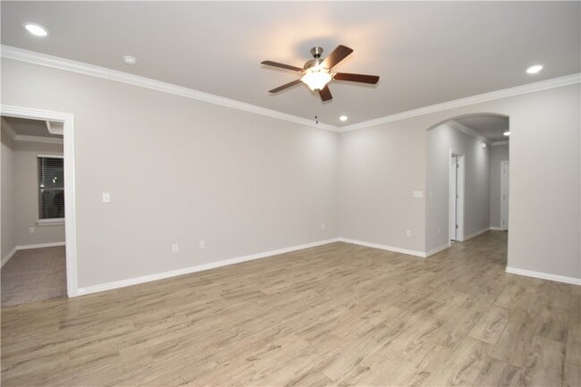 931 Lakeview Dr