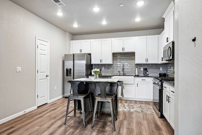 "Charming 2-Bed, 2-Bath Condo Retreat in Littleton - 870 Sq Ft of Cozy Elegance!"
