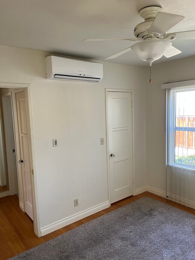 Photo - 4707 Clark Ave Unidad 4707.5