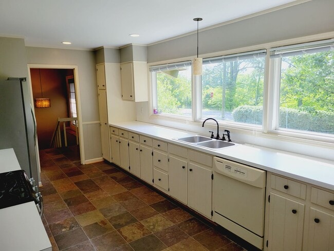 Photo - 984 Shades Crest Rd