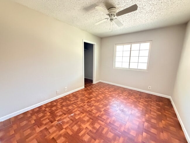 Fouplex 2 bedroom unit ready to move in in Castle Hill!