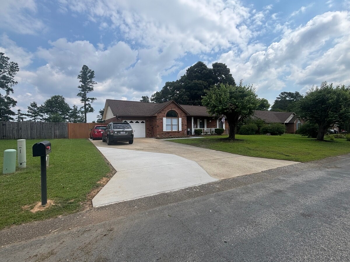 Photo - 123 Live Oak Dr