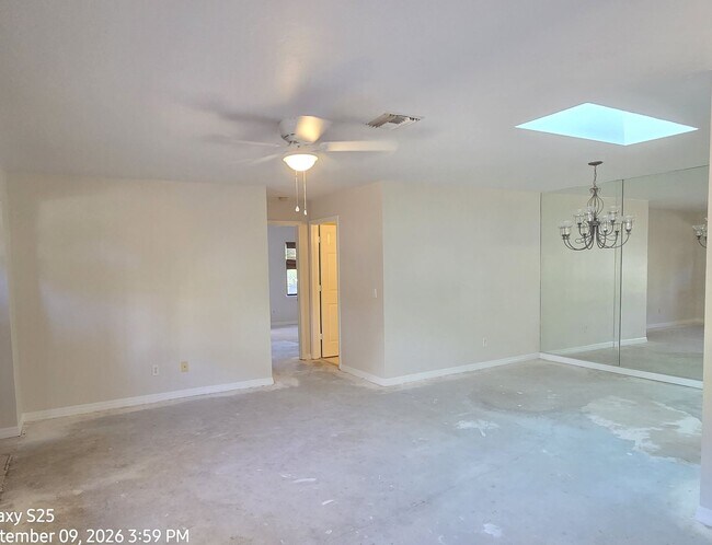 Photo - 691 Centre Ct SW