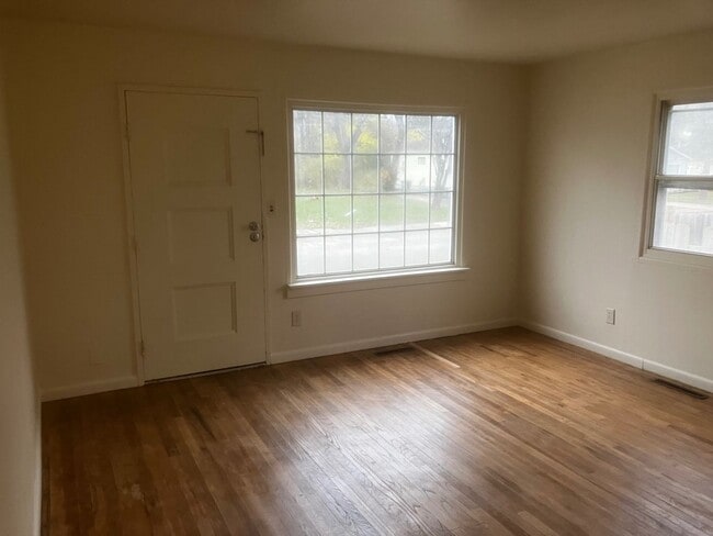 Building Photo - Charming 3BR Home with Beautiful Wood Floors