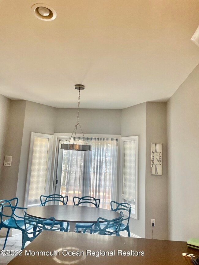 15 Riviera Dr