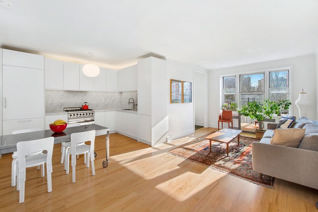 Photo - 60 Plaza St E