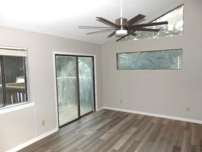 Building Photo - END UNIT TOWNHOME