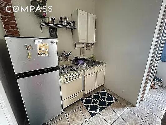 Photo - 402 E 69th St