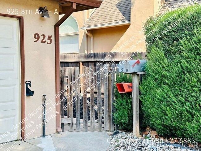 Building Photo - 925 8th Ave Unit A Rental