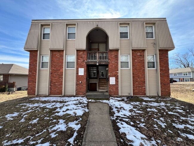 Building Photo - 2-Bed, 1-Bath Apartment with Garage Parking!