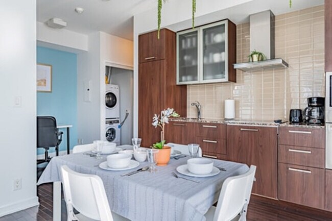 Photo - 25 Grand Trunk Crescent Unit SI FL27-ID1542261P