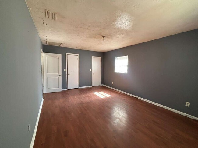 Photo - 1360 W 21st St