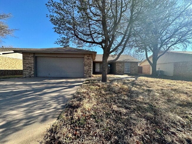Building Photo - Updated 4 Bedroom Home w/ Gorgeous Floors