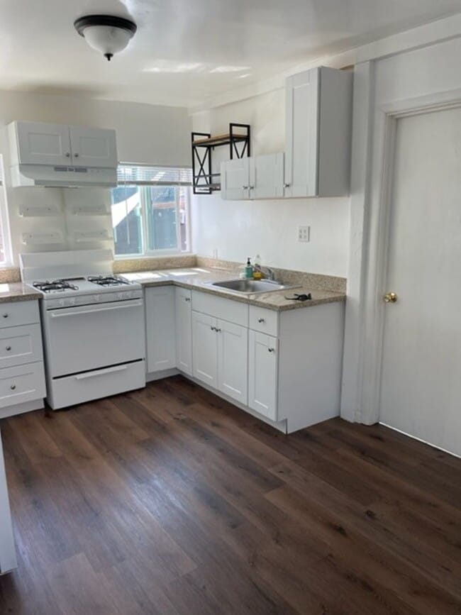 Building Photo - El Camino Real 6 Unit B