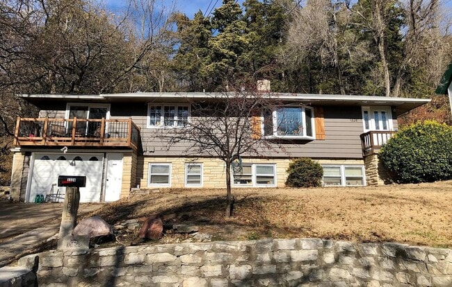 Photo - Spacious 5 Bedroom Home Perfectly Located ...