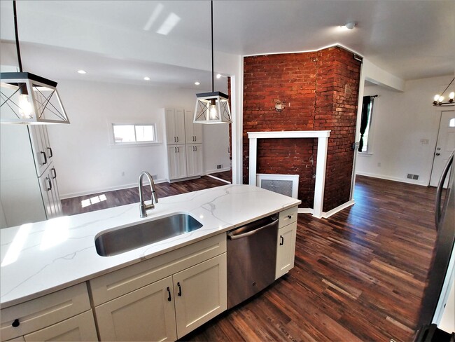 GORGEOUS, large 3 bedroom stand alone hous... - GORGEOUS, large 3 bedroom stand alone hous... House