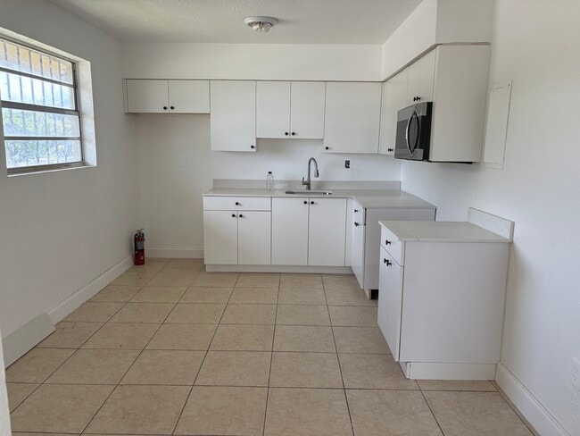 Building Photo - 310 Sharar Ave Unit #4 Rental