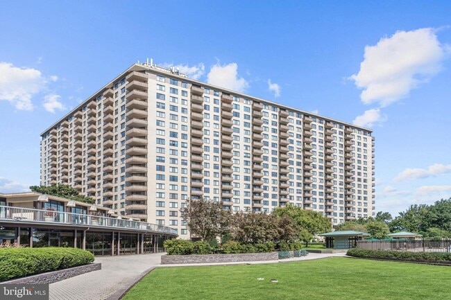 Building Photo - 5225 Pooks Hill Rd Unit 1608S Rental