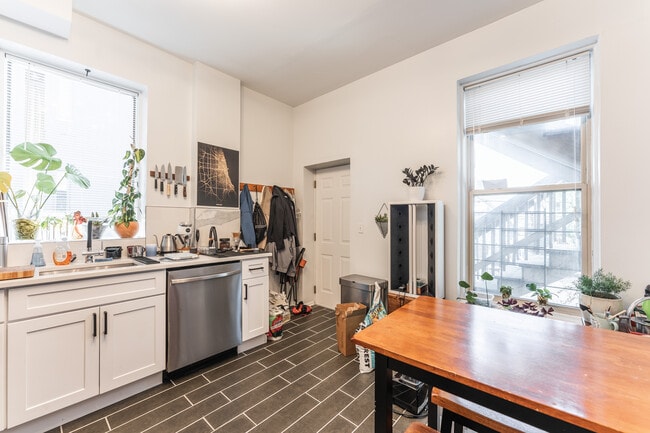 2732 W Chicago Ave Unit 1R