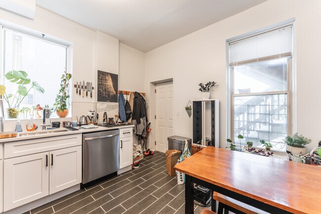 Photo - 2732 W Chicago Ave Unit 2R