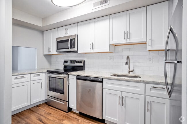 2 BR, 1.5 BA Townhome - 912 SF