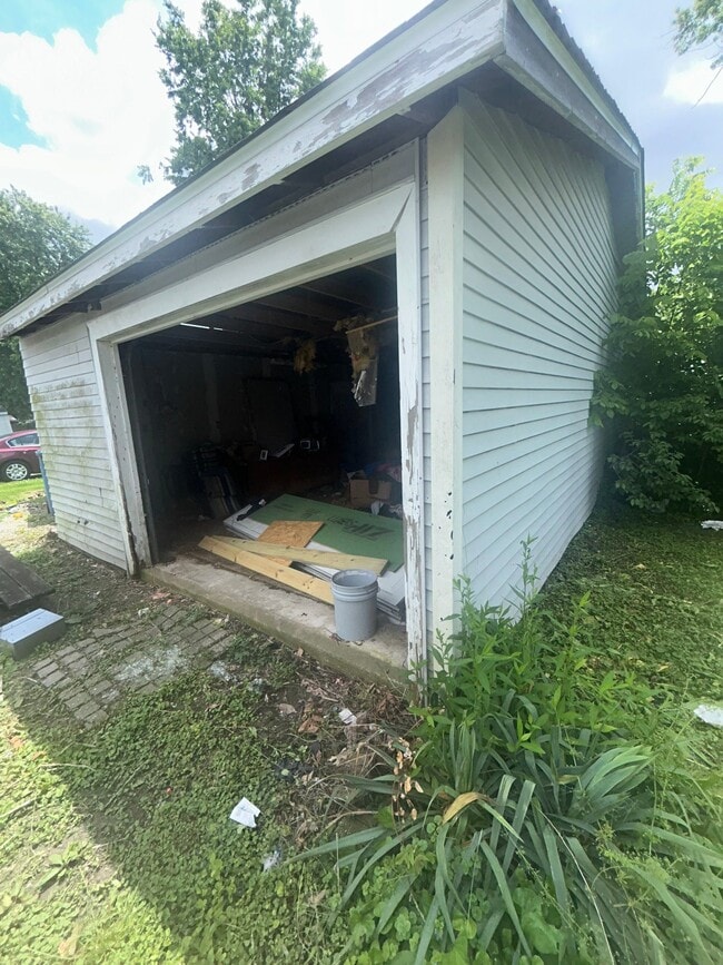 Photo - 319 W Corbin St