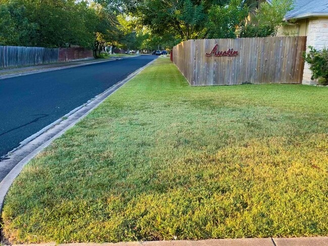 Photo - 925 Peggotty Pl