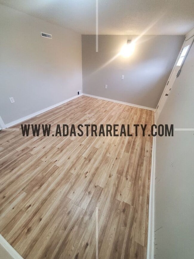 Photo - Completely Renovated Duplex in KCK, Beautiful Finishings-Available in MAY!!