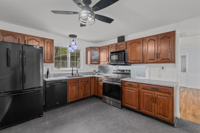 Photo - 105 Whitewater Dr