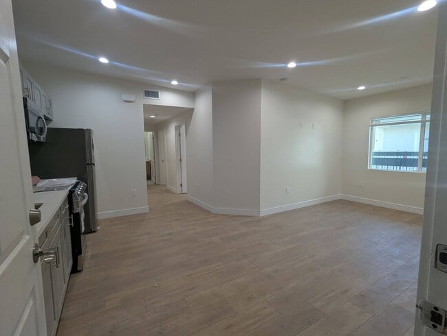 Building Photo - 14411 Vanowen St Unit 212
