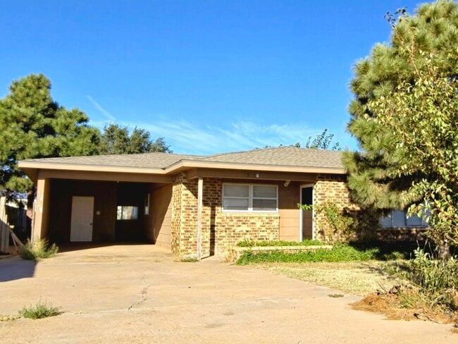 Building Photo - A Charming 2 Bedroom, 1.5 Bath in West Lubbock - MOVE IN SPECIAL