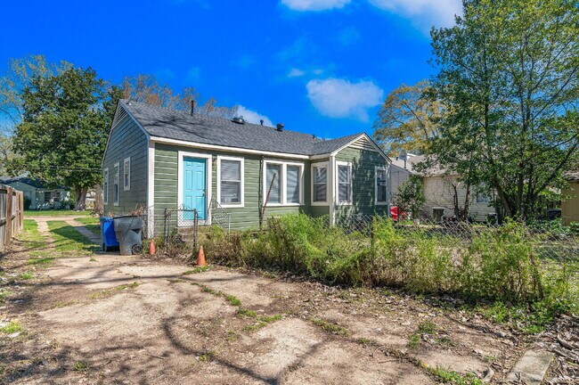 Photo - "Charming 2-Bedroom Shreveport Home with Cozy Fireplace & Gleaming Hardwood Floors!"