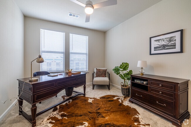 2HAB, 2BA - 943SF - Dormitorio secundario - Mariposa Western Heights 55+ Apartment Homes