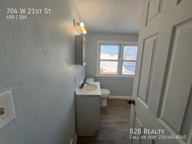 Photo - 704 W 21st St