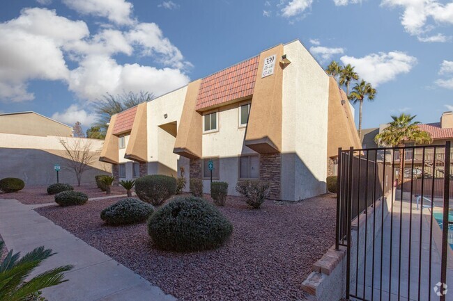 Building Photo - 3 bedrooms in guard gated community for on... Rental