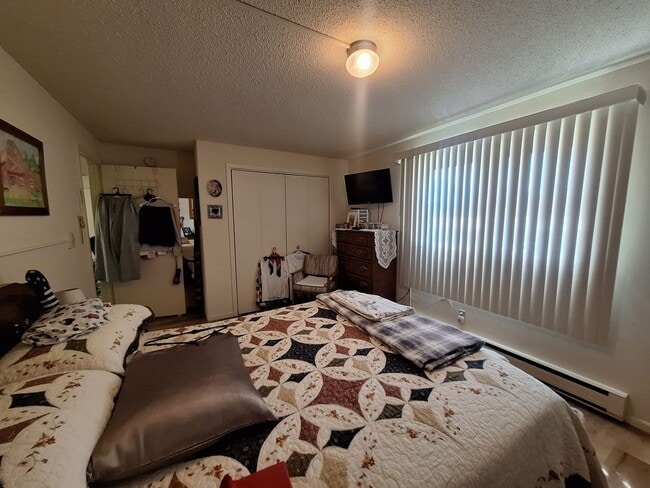 Photo - LARGE 3 Bedroom Apartment - AVAILABLE SEPTEMBER Unit 2406 Hill Ave - 4