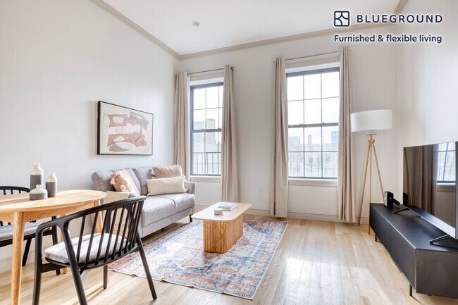 Building Photo - 371 E 10th St Rental