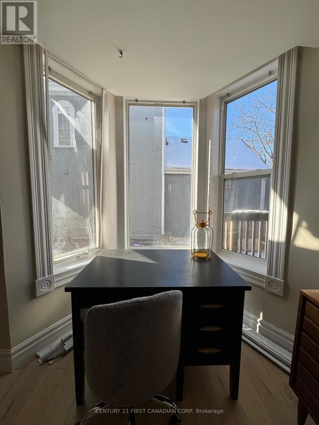 Photo - 740 Lorne Ave Unité 2