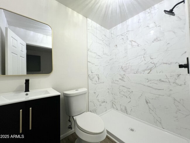 Building Photo - 946 E 12th St